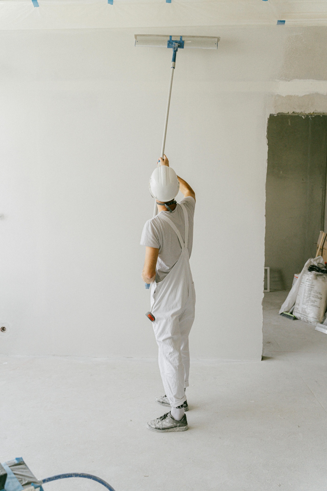 Pintor profesional pintando una vivienda en Vilafranca del Penedès